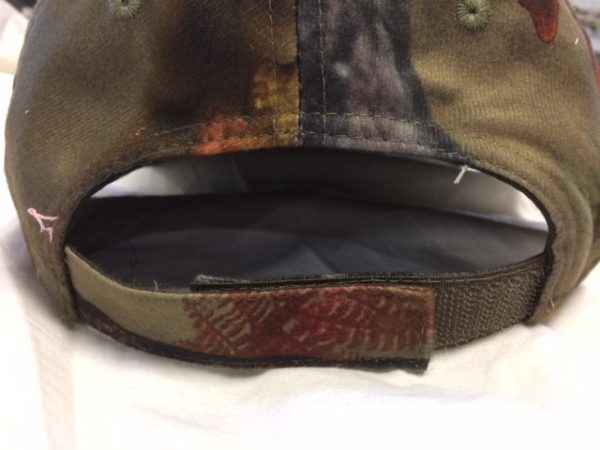cappello con chiusura a strappo