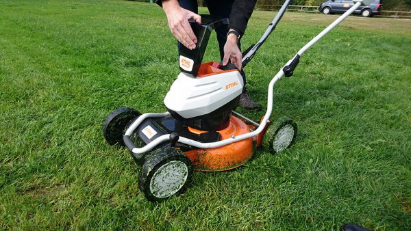 RASAERBA A BATTERIA POTENTE