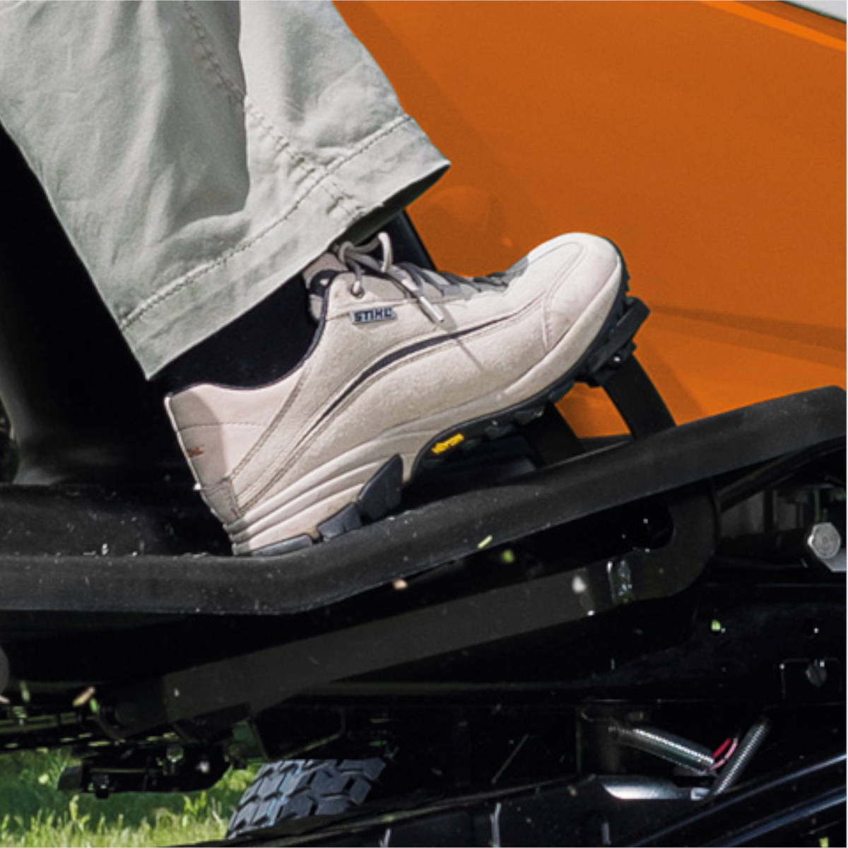 Trattorino-tagliaerba-Stihl-RT4097SX-con-scarico-laterale-7-alliastore