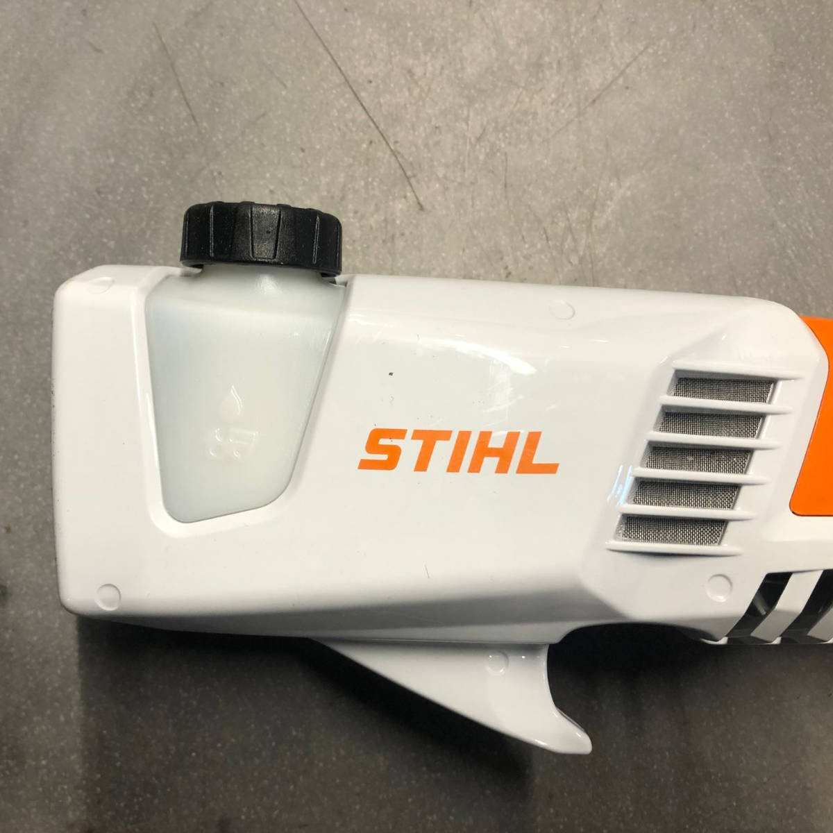 Potatore-Sramatore-a-batterie-Stihl-HTA50-con-batteria-AK20-e-caricabatterie-AL101-alliastore