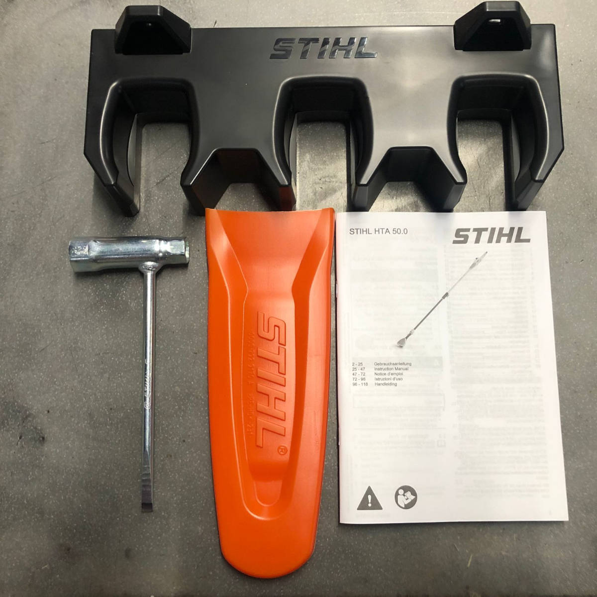 Potatore-Sramatore-a-batterie-Stihl-HTA50-con-batteria-AK20-e-caricabatterie-AL101-alliastore