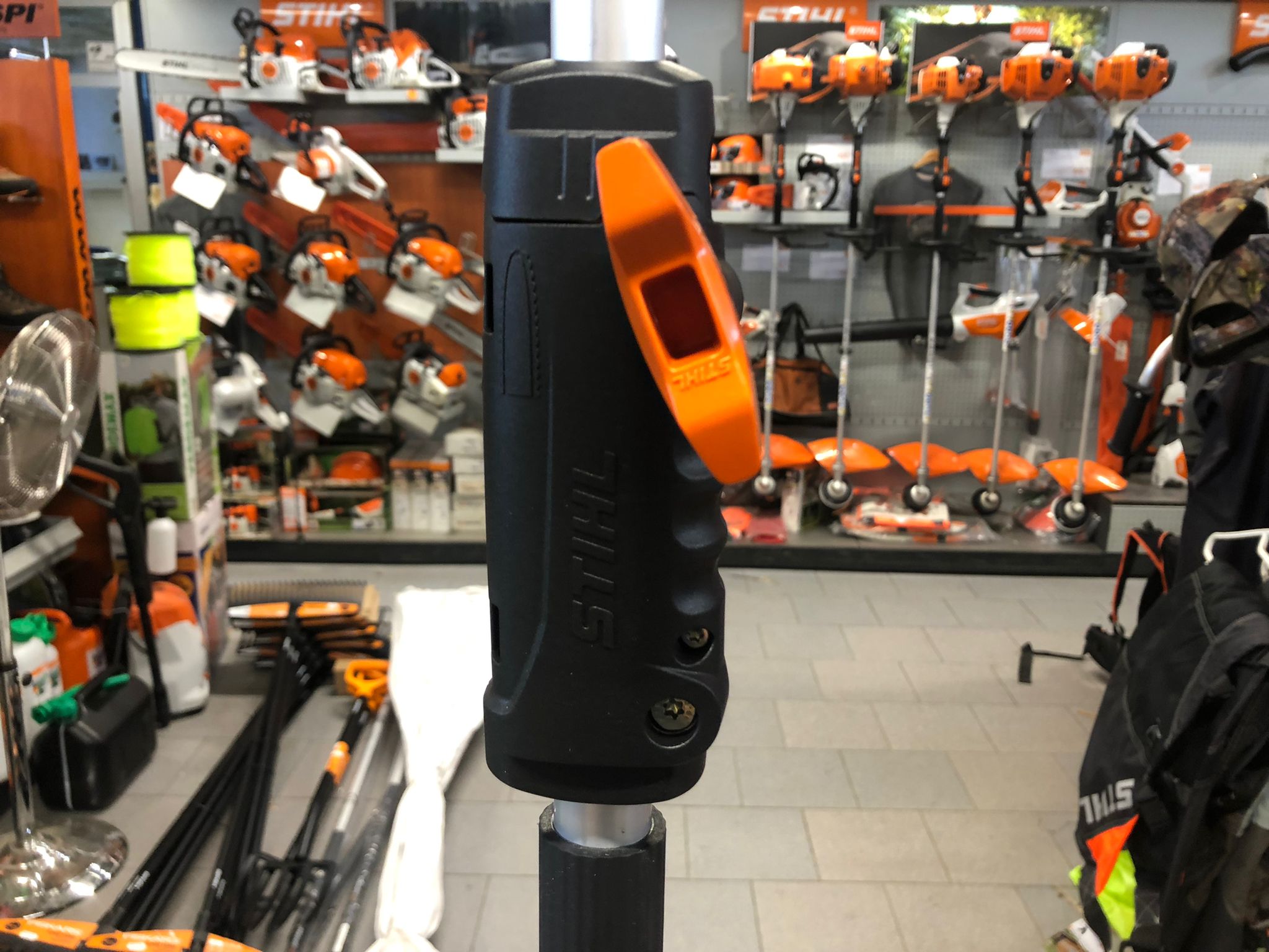 Potatore-Sramatore-a-batterie-Stihl-HTA50-con-batteria-AK20-e-caricabatterie-AL101-alliastore