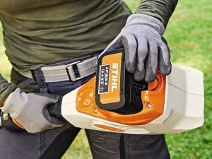 Tosasiepe-allungato-Stihl-HLA135-alliastore