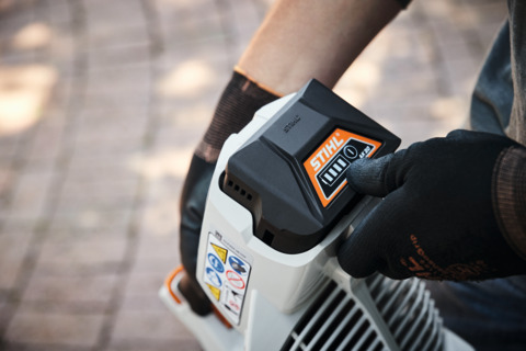 Soffiatore-a-batteria-Stihl-BGA60-con-batteria-AK30-e-caricabatterie-AL101-alliastore